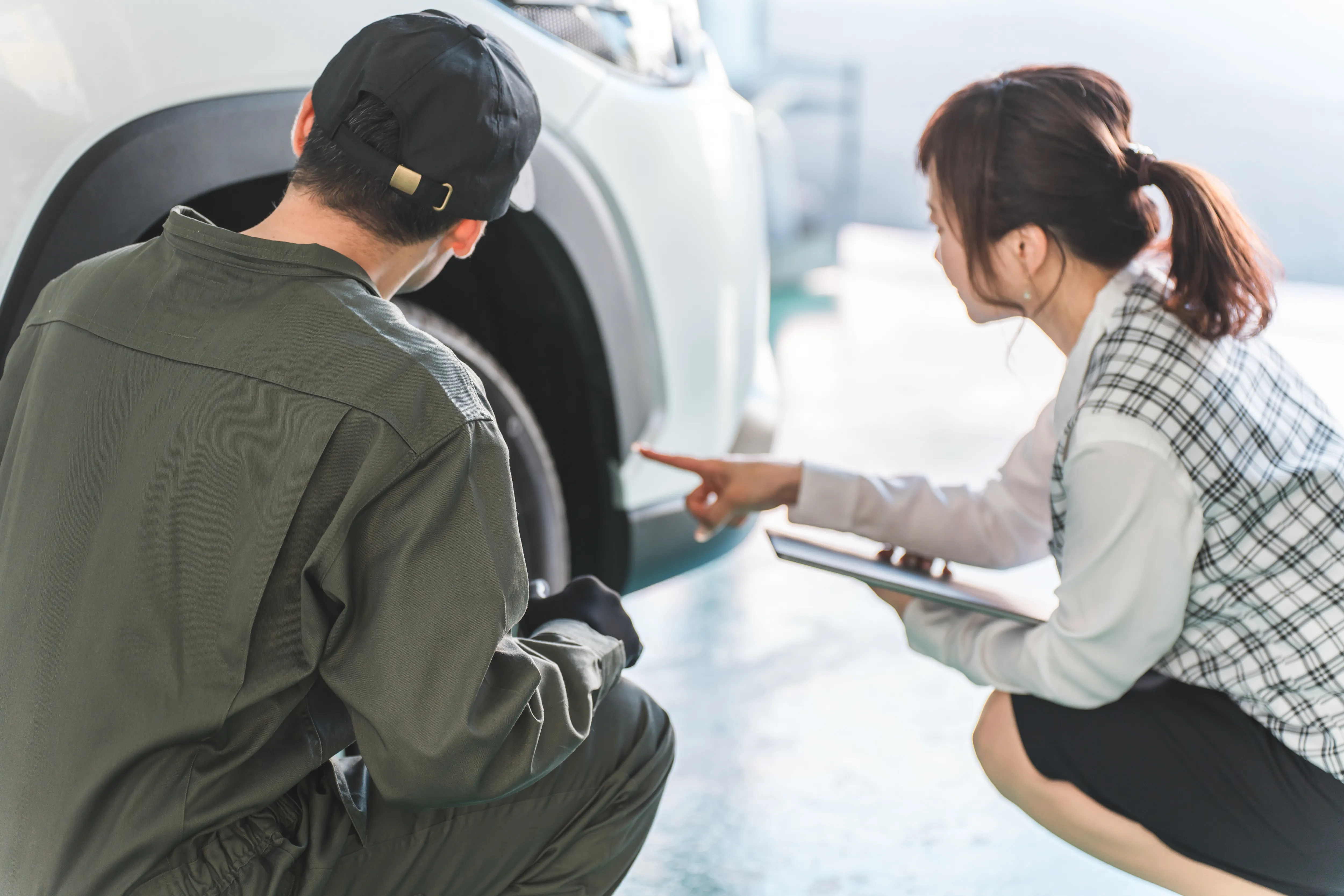 自動車整備工場のスタッフ紹介写真｜整備士とお客様が話している様子