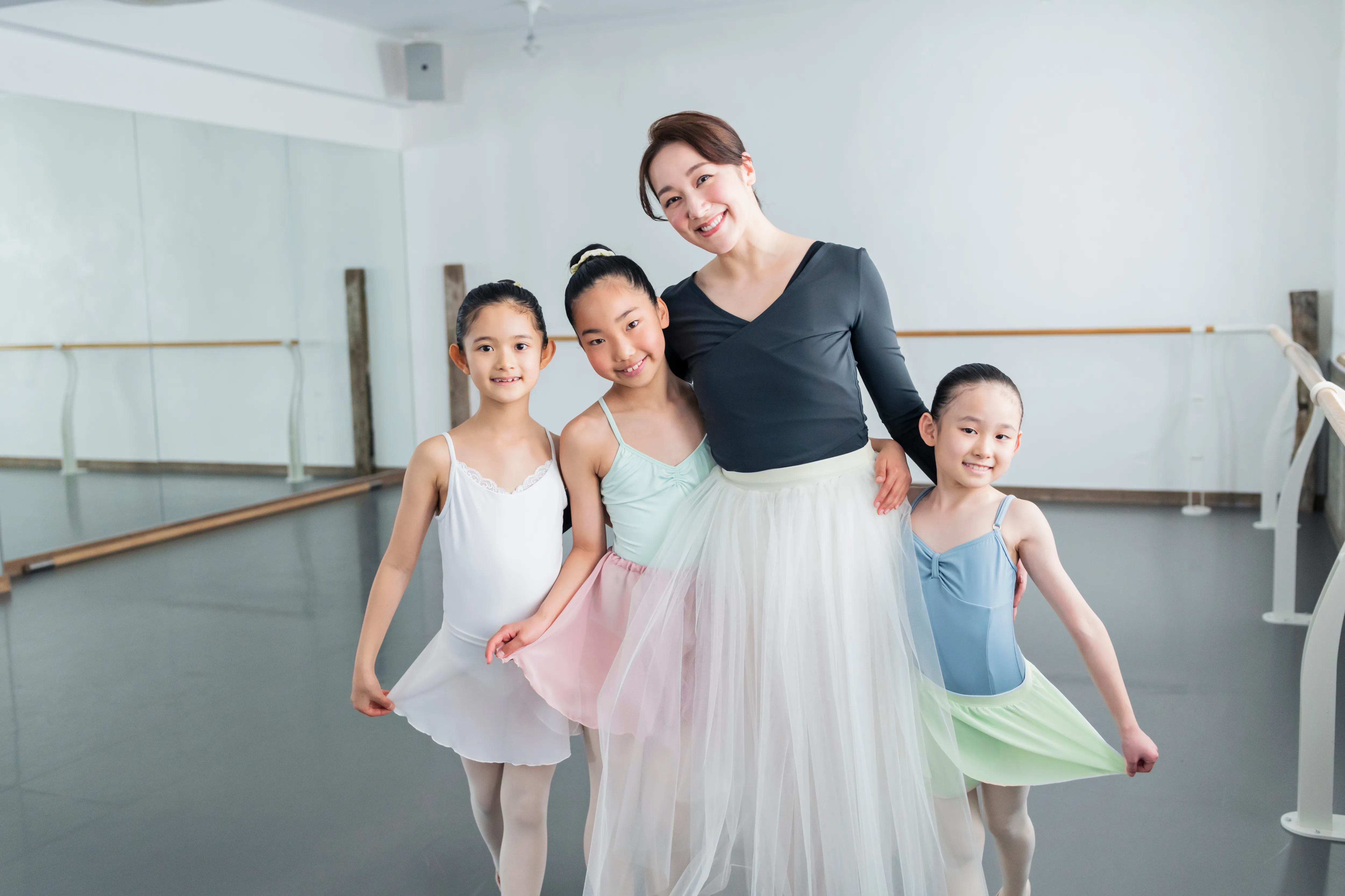 子ども向け教室の指導風景｜講師と生徒たち
