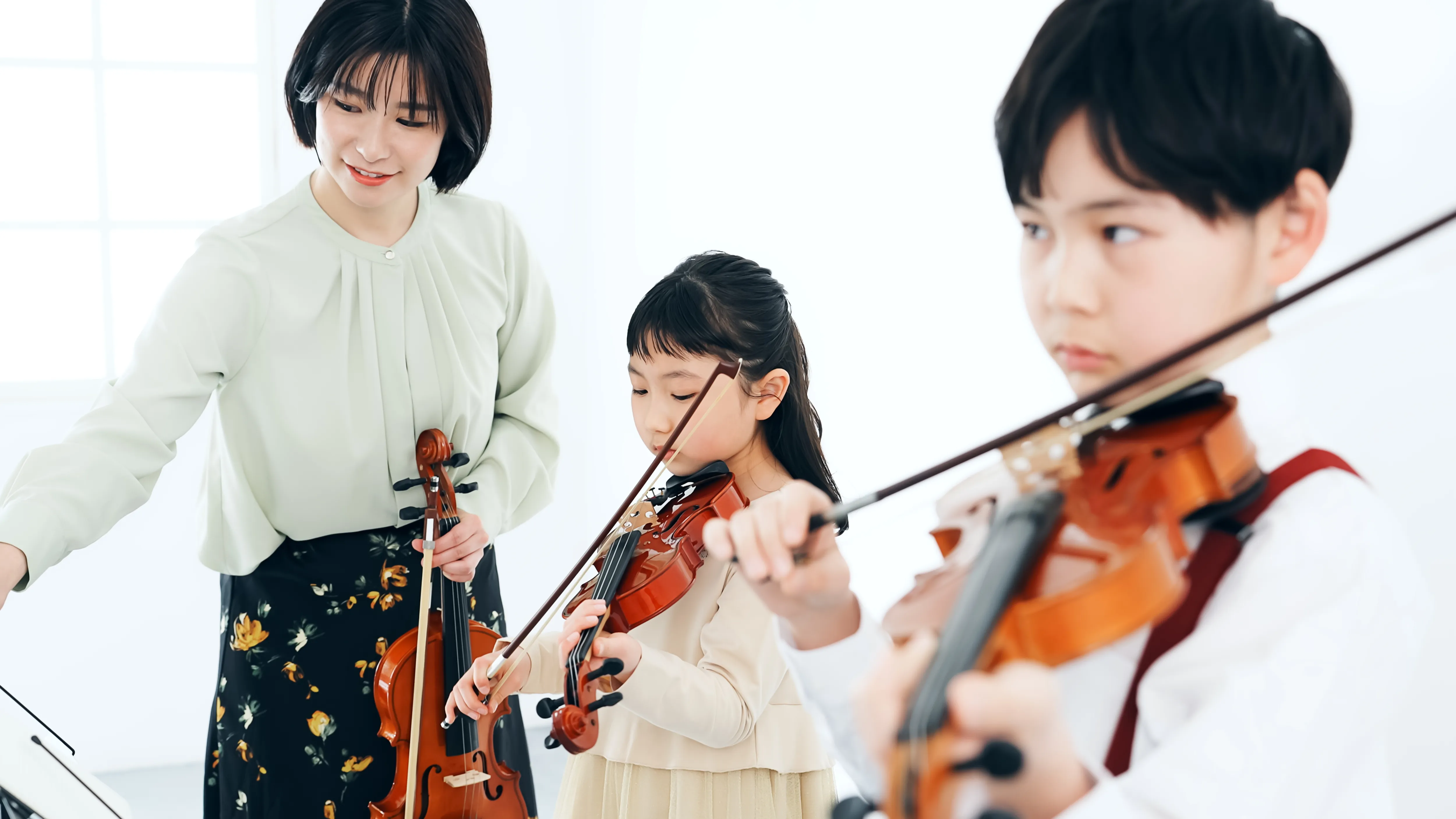 音楽教室の講師によるバイオリン指導風景