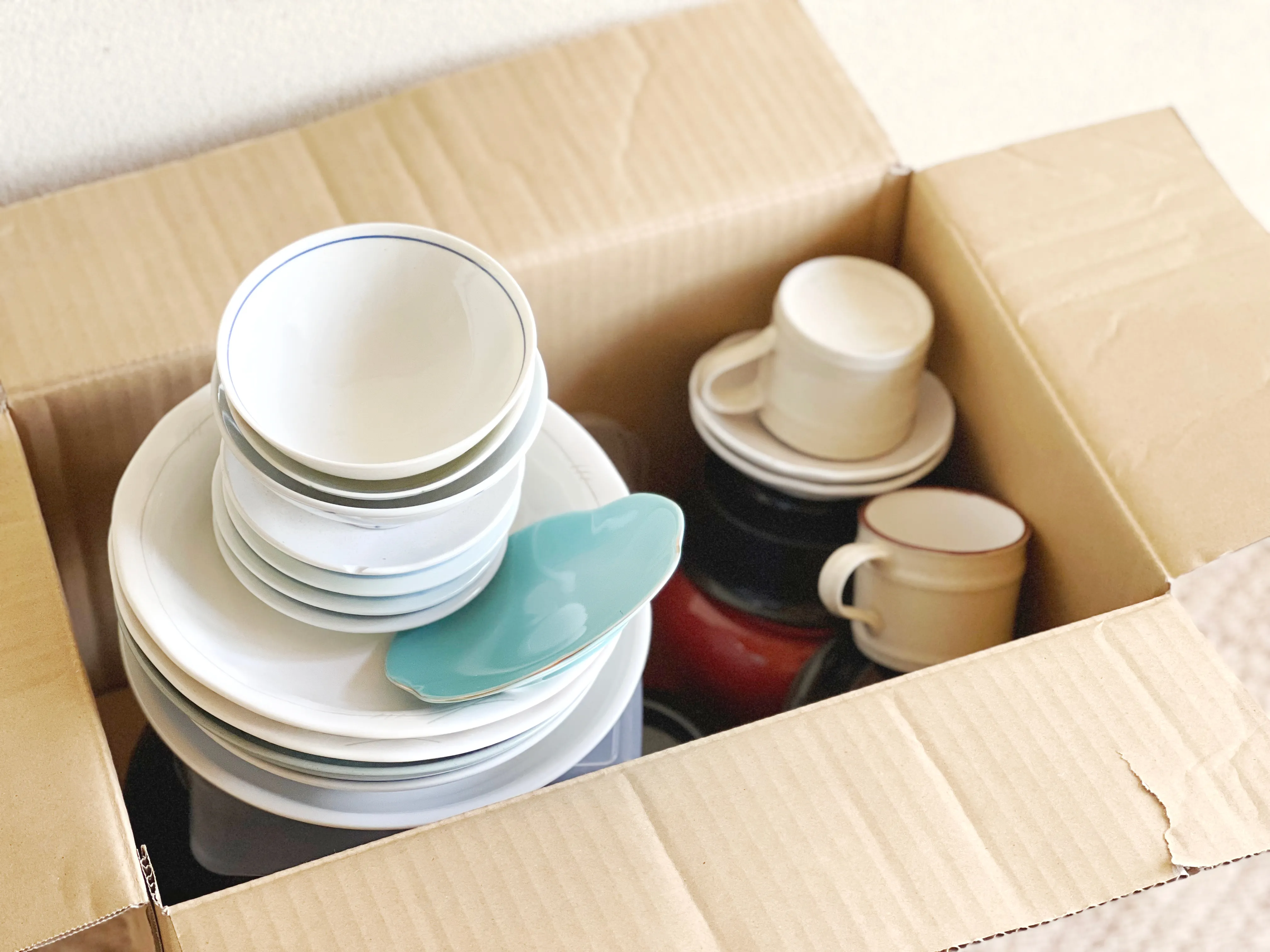 遺品整理・思い出の品を梱包する様子のイメージ