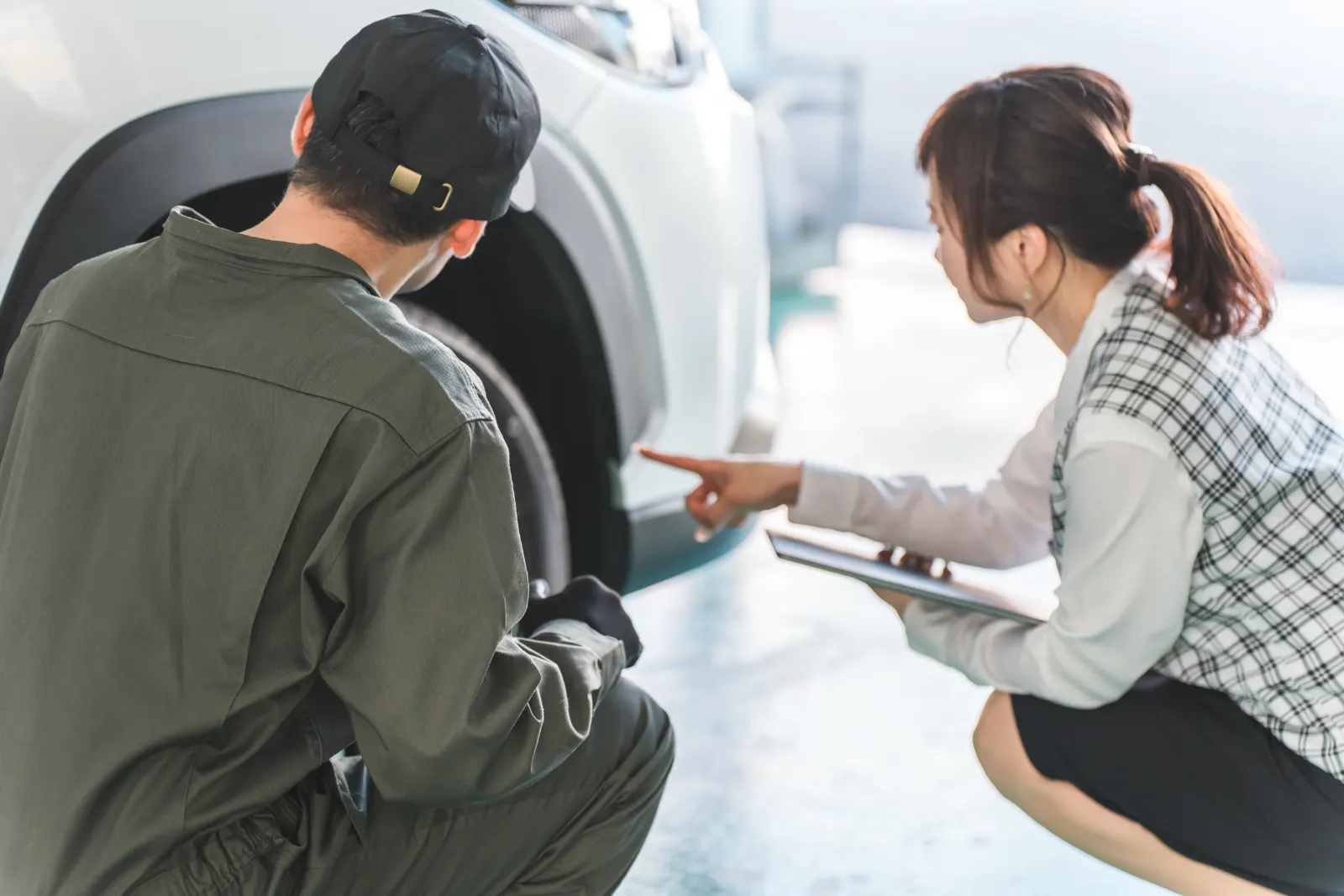 自動車整備工場のスタッフ紹介写真|整備士とお客様