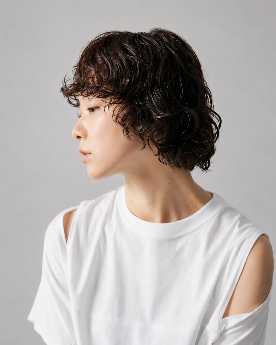 パーマスタイルの女性モデル｜サイドプロフィール