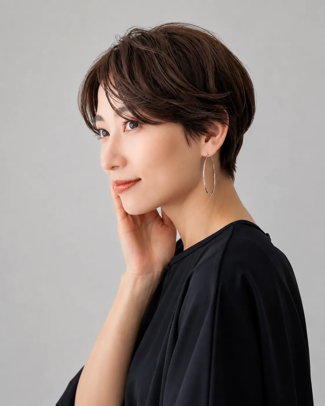 ショートスタイルの女性モデル｜サイドプロフィール